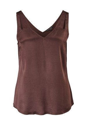 Femme portant un haut sans manches en satin marron foncé, une mini-jupe en cuir rouille avec poches à rabat, et des mules à talons pointues marron, sur fond uni.