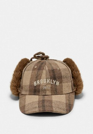 Casquette à carreaux marron avec "BROOKLYN 1972" brodé à l'avant et cache-oreilles en fausse fourrure marron repliés de chaque côté.