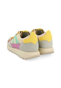 Baskets colorées avec un mélange de textures : daim gris, touches de rose pastel, vert et jaune. Design arrondi et semelles épaisses beige.