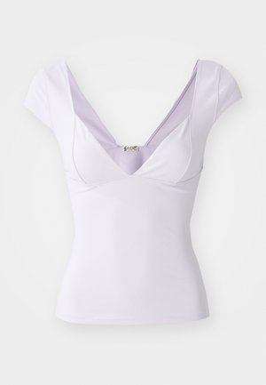 Liliowy top z krótkim rękawem, z głębokim dekoltem w kształcie litery V, dopasowany krój, gładka tekstura oraz subtelna metka blisko dekoltu.