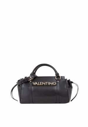 Sac à main Valentino en cuir noir avec logo doré, doté de deux poignées et d'une bandoulière réglable sur fond blanc.