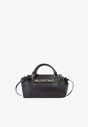 Sac à main Valentino en cuir noir avec logo doré, doté de deux poignées et d'une bandoulière réglable sur fond blanc.