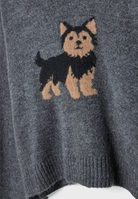 Pull gris avec une finition texturée, présentant un motif de chien tricoté en noir et beige sur le devant et un ourlet côtelé.