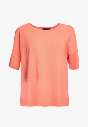 Maglione lavorato a maglia di colore rosa corallo con maniche corte, scollo arrotondato e vestibilità ampia. Presenta polsini e bordo a coste, con una texture liscia su tutta la superficie.