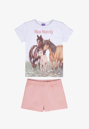 Camicia bianca a maniche corte con tre cavalli e la scritta "Miss Melody" sopra, abbinata a pantaloncini rosa chiaro con vita elasticizzata liscia.