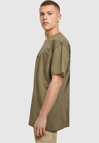 MJ Gonzales METAMORPHOSE  - T-shirts med print - olive