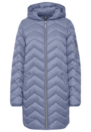 Hellblau gesteppte Pufferjacke mit Kapuze, ausgestattet mit einem Frontreißverschluss und einem Chevron-Muster. Beinhaltet eine mit Reißverschluss versehene Tasche am Ärmel.