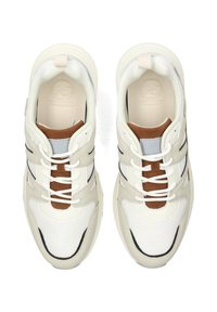Zapatillas blancas con detalles de malla y gamuza, que presentan acentos en marrón y gris, punta redonda y suela texturizada, atadas con cordones blancos.
