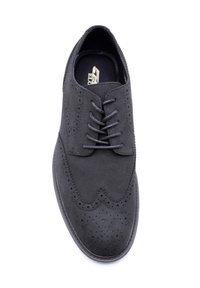 Chaussure oxford en daim noir avec des détails de brogue, bout rond et fermeture à lacets à cinq œillets. Présente une texture lisse et une semelle durable.
