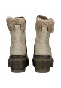 Beige Knöchelstiefel mit Kunstfellkragen, strukturiertem Wildledermaterial, robusten gestapelten Absätzen und metallischem Markenlogo auf der Rückseite.