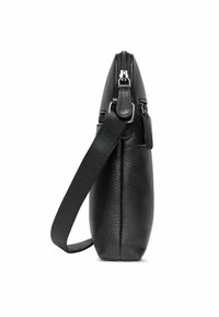 Borsa a tracolla in pelle nera con superficie testurizzata, dotata di chiusura con zipper, tracolla regolabile e hardware di tonalità argento.