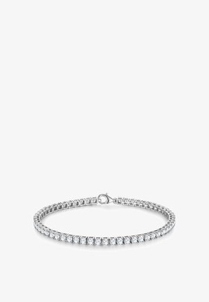 Strieborný tenisový náramok s radom okrúhlych čírych drahokamov a zapínaním na karabínku na bielom pozadí.