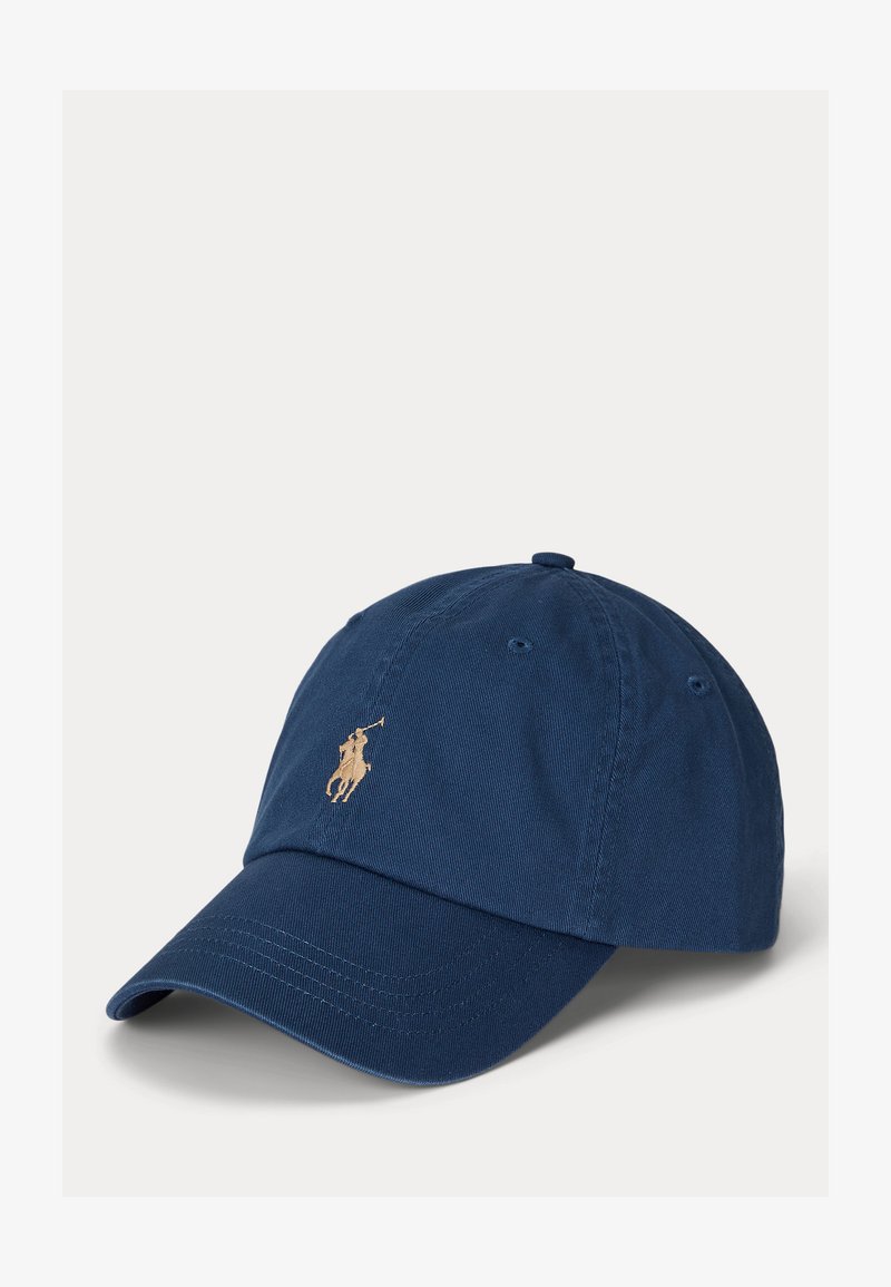 Casquette de baseball bleu marine à visière courbée présentant un petit logo beige de joueur de polo brodé au centre devant.