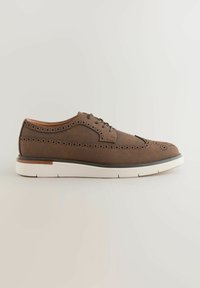 Zapato de cuero marrón con detalles perforados, punta redonda y suela de goma blanca. Presenta un diseño de cordones y acentos marrones en contraste.