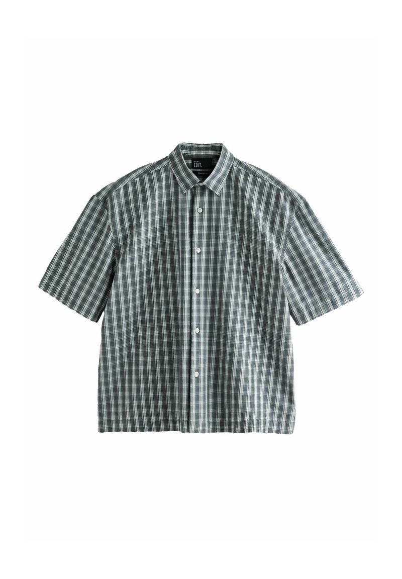 Chemise à manches courtes boutonnée avec motif à carreaux vert, blanc et gris et col standard, étalée à plat sur fond blanc.