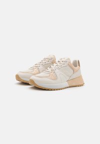 Beige sneakers met meshpanelen en suède accenten. Voorzien van een ronde neus, een gestructureerde zool en een neutraal kleurenpalet voor veelzijdigheid.