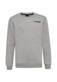 Sweatshirt gris en tissu doux, avec un col rond, des manches longues et un logo noir en haut à gauche.