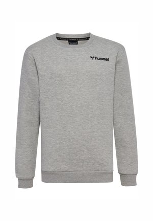 Sweatshirt gris en tissu doux, avec un col rond, des manches longues et un logo noir en haut à gauche.