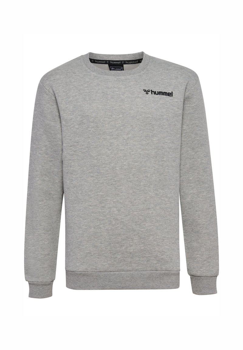 Sweatshirt gris en tissu doux, avec un col rond, des manches longues et un logo noir en haut à gauche.
