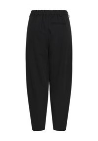 Pantalon noir fuselé avec une taille élastique et une poche passepoilée unique au dos côté droit.