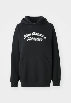Čierna mikina s kapucňou a prednou vreckom s bielym textom "New Balance Athletics" napísaným zakriveným písmom na hrudi.