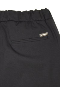 Zwarte broek met een gathered tailleband, voorzien van een achterzak en een metalen merklabel. Soepele textuur en eenvoudig ontwerp.