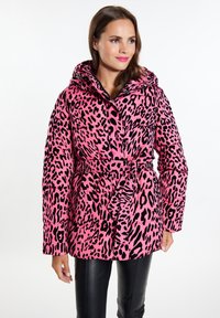 Pohodlný růžový kabát s leopardím potiskem, se kapucí, páskem v pase a předním zapínáním na knoflíky. Má dlouhé rukávy a jemnou, texturovanou strukturu.