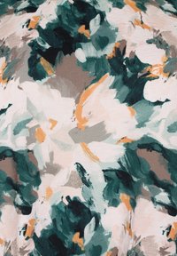 Tela de algodón con un patrón abstracto que presenta pinceladas en verde, blanco, naranja y topo; textura suave y caída blanda.