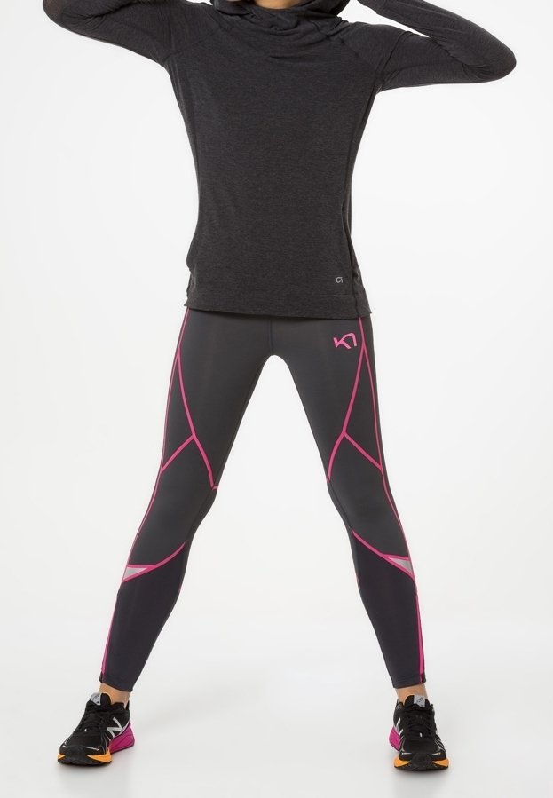 Schwarzes Langarmoberteil mit Kapuze, kombiniert mit grauen Leggings, die pinke geometrische Akzente aufweisen; beide aus dehnbarem Sportstoff gefertigt.