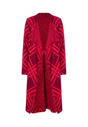 Cardigan ouvert rouge et rose à motif, fabriqué à partir d'un tissu doux et texturé, présentant une silhouette drapée et des franges le long des bords.