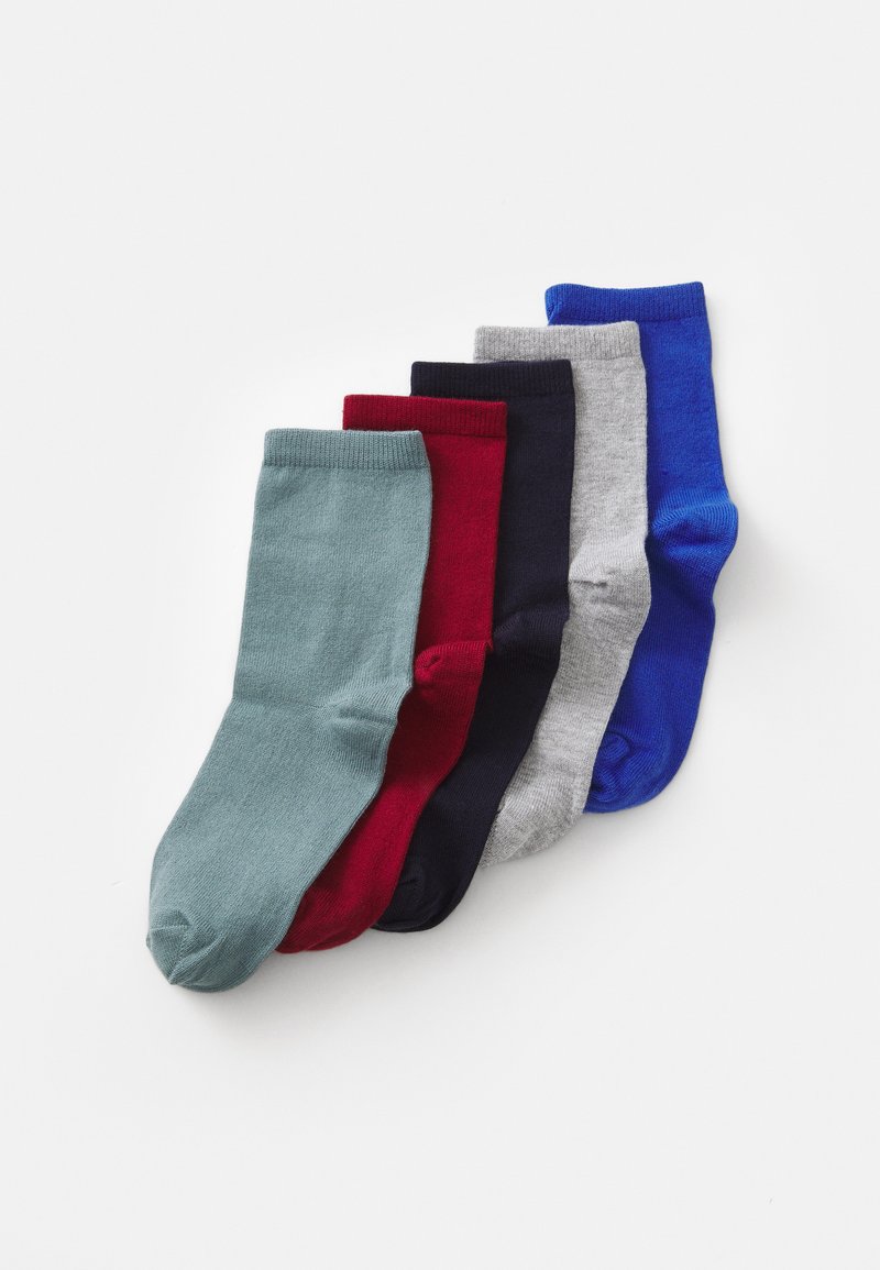 Cinco pares de calcetines de color sólido, perfectamente organizados en tonos de azul, gris, marino, rojo y verde azulado sobre un fondo blanco.