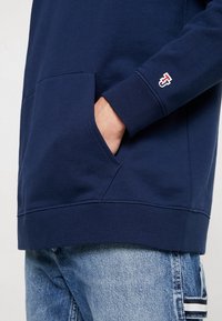 Tommy Jeans Mikina s kapucí - dark blue