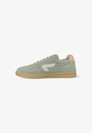 Low-top suède sneaker in gedempte groene kleur met beige logodetail, gumzool, witte veters en gevoerde kraag op een witte achtergrond.