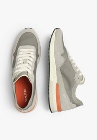 Graue Sneakers mit Obermaterial aus Wildleder und Mesh, weißen Schnürsenkeln, orangefarbenen Akzenten an der Ferse und einer strukturierten schwarzen Gummisohle.