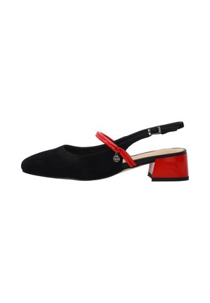 Chaussure slingback en daim noir avec bride rouge vernie et talon bloc, avec boucle argentée et petit détail charmeur.
