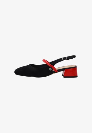 Chaussure slingback en daim noir avec bride rouge vernie et talon bloc, avec boucle argentée et petit détail charmeur.