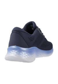 Scarpa da ginnastica blu navy con tomaia in rete, dettagli testurizzati e suola traslucida scolpita. Presenta un collo imbottito e un design leggero.