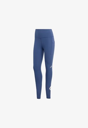 Marineblauwe sportlegging met hoge taille, gladde textuur, zijzak en wit logodetail op het onderbeen en de heup.