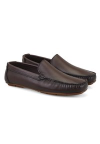 Braune Lederloafer mit runder Zehenform, genähten Akzenten entlang der Kanten und einer glatten Oberfläche. Niedrigprofil-Gummisohle.
