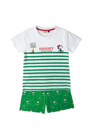 Camiseta de manga corta con rayas blancas y verdes con el texto "Snoopy Golf Team" y Snoopy jugando al golf, combinada con pantalones cortos verdes que presentan a Snoopy e íconos de golf.