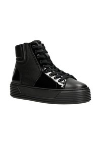 Sneaker alto nero con texture miste di pelle e pelle verniciata, caratterizzato da una suola spessa e scanalata e un design tradizionale con lacci.