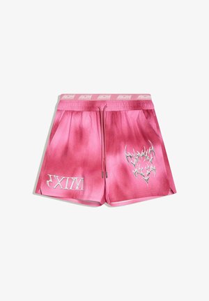 Pantaloni scurți roz cu efect tie-dye, talie elastică, șnur de ajustare, buzunare laterale, text "MXIX" pe piciorul stâng și grafică argintie cu flacără pe piciorul drept.