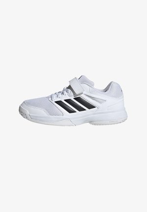 Chaussure de sport blanche en mesh et matériaux synthétiques. Présente des bandes noires, un système de laçage avec une sangle Velcro, et une semelle en caoutchouc.