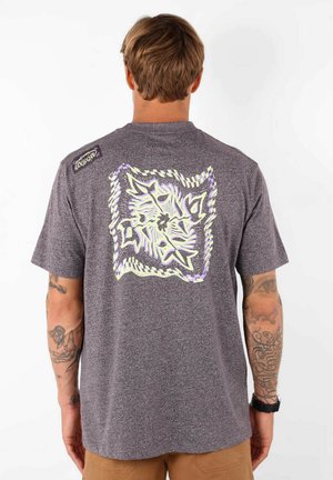 T-shirt gris à manches courtes avec un grand motif graphique multicolore au dos, en tissu texturé légèrement chiné.