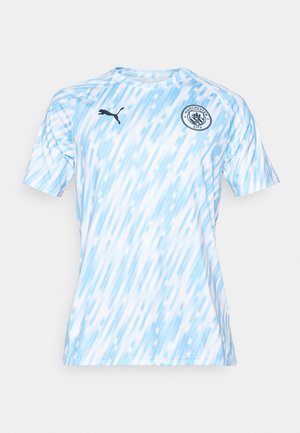 Korte mouwen, lichtblauw voetbalshirt met diagonaal patroon, zwart Puma-logo en Manchester City-embleem op de borst. Vochtregulerende stof.