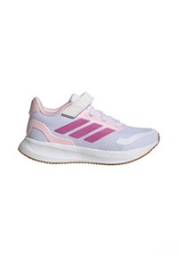 Zapatos deportivos ligeros con parte superior de malla blanca con detalles en rosa, una correa de velcro y una suela blanca texturizada con dibujo de goma color caramelo.