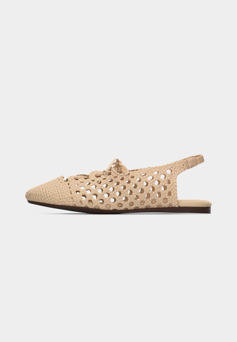 Smėlio spalvos austas atviras plokščias batelis su uždaru smailiu priekiu ir dirželiu gale, viršuje su nedideliu reguliuojamu raišteliu.