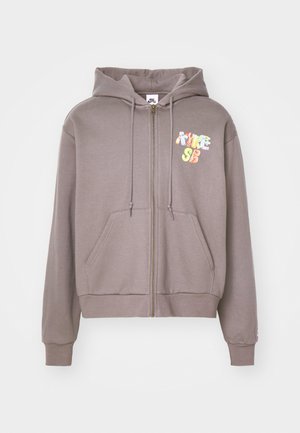 Haut à capuche zippé gris en tissu doux ; doté d'une poche avant et d'un graphique coloré "Nike SB" sur la poitrine gauche. Design à capuche avec cordons.