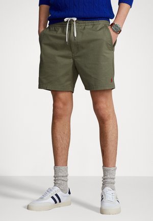 Olivgrüne Shorts aus Baumwolle mit einem elastischen Bund, weißen Kordelzug und einem kleinen roten Logo am linken Bein.