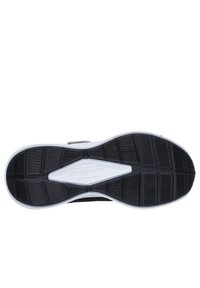 Schwarz-weiße Sohle eines Skechers-Schuhs mit gerilltem Profil und zentralem weißen, diamantförmigen Bereich mit Markennamen.